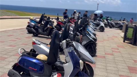 澎湖街上現「奇景」！　一排機車坐墊門戶大開路人嘖嘖稱奇