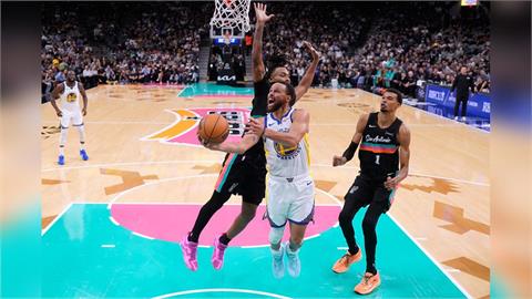 NBA(影)／咖哩大神大復活狂轟46分！力壓文班亞馬帶隊終止客場6連敗