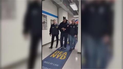 馬杜洛被逮連換3套衣服「多美國品牌」 疑川普另類大外宣