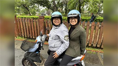 蕭美琴來嘉！王美惠騎歐兜賣雙載　「雙美小旅行」雨中前進