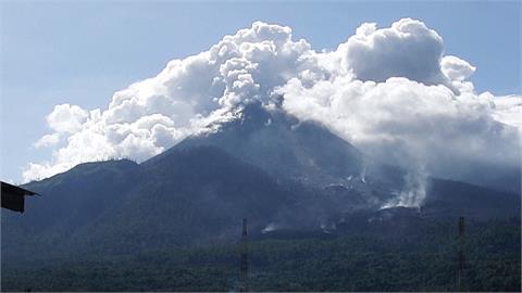 火山灰直衝8千米高空　印尼火山爆發打亂飛機航班