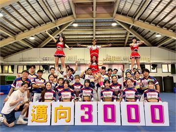 《綜藝新時代》60年人生首次體驗啦啦隊「上二樓」！楊繡惠直接軟躺男隊員懷裡