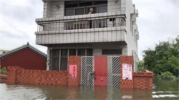 嘉義東石淹了四天！ 居民無奈避居二樓