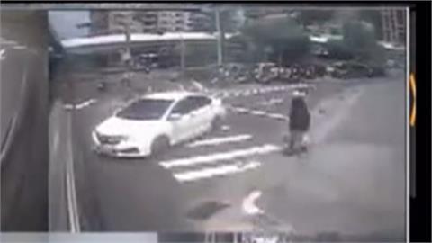 小車搏命！轎車右轉撞公車　警一查「再揪這件事」