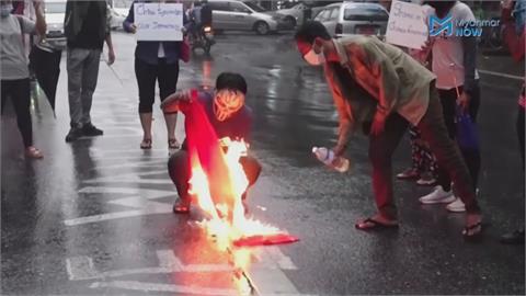 不滿中國反對制裁軍政府 緬甸民眾當街燒五星旗