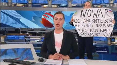 俄電視台編輯衝主播台　新聞黃金時段「喊反戰」放送全世界
