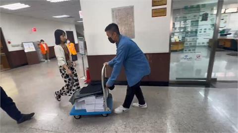 快新聞／柯文哲交保！北檢抗告狀送高院　卷宗堆滿手推車