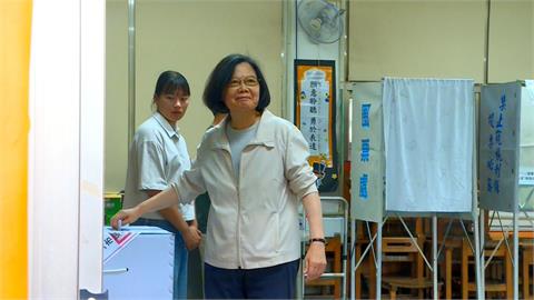 快新聞／核三公投！蔡英文下午低調投票　面露微笑與民眾寒暄
