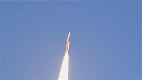 ５３年來再載人奔月！　「阿提米絲二號」成功升空