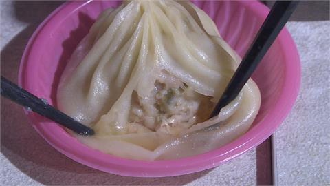 夜市美食／現點現做不怕你看　平價湯包剝皮辣椒風味超搶手