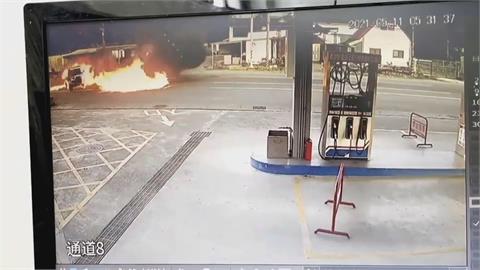 轎車疑車速過快煞車不及　撞上小貨車燒成火球　駕駛命大輕傷
