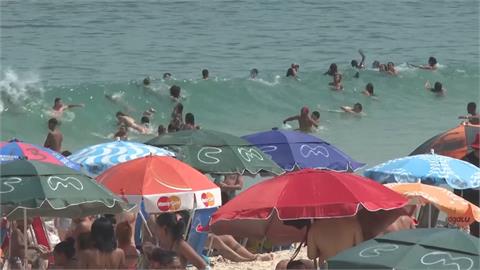 巴西飆41.8度冬天像夏天　民眾泡海水「消暑」