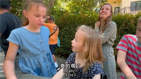 荷蘭一家六口逛陽明山　2女童荒謬對話惹笑全網