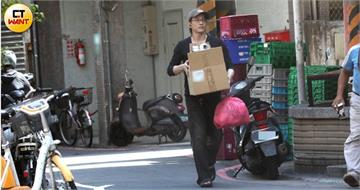 獨家/霸總也追垃圾車!張立昂腳踩阿伯同款拖鞋倒垃圾