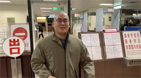 快新聞／元旦好忙！柯文哲律師現身高院拿抗告書　畫面曝光