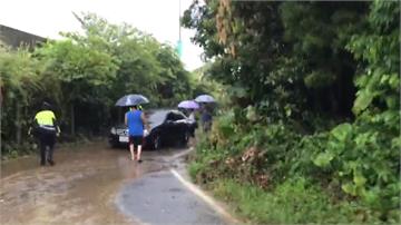 基隆湍急雨水淹入車 民眾拿杯撈水救車