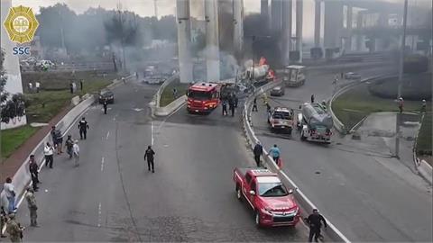 墨西哥油罐車翻覆爆炸　造成4死90傷32輛車遭波及