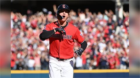 MLB(影)／開轟後超霸氣甩棒！守護者菜鳥外野手敲出逆轉2分砲險勝光芒