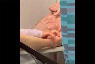 噁心！高鐵驚現摳腳姐　沿路摳腳摳不停　隔壁乘客嚇到換座位