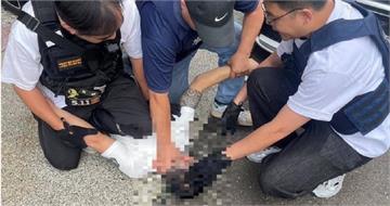 抓到了！持衝鋒槍洗劫草屯傢具廠　惡匪落網畫面曝光