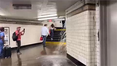 豪雨襲美東！紐約市宣布緊急狀態　中央車站淹水驚現噴泉