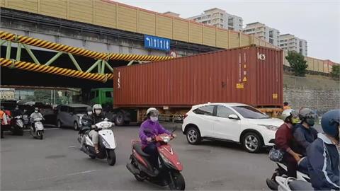 台南永康復興路 4.1公尺限高門架被撞壞