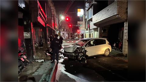 快新聞/撞瞬曝光!車頭全毀、磚牆噴飛 新北酒駕男慘了