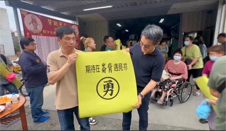 全鄉的希望！迎接「粉紅超跑」　崙背信徒集資送瑜伽睡墊