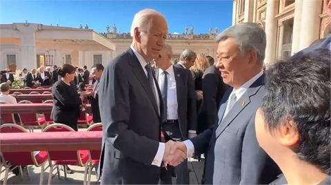 快新聞／教宗葬禮！陳建仁與拜登握手互動　自介「來自台灣的前副總統」