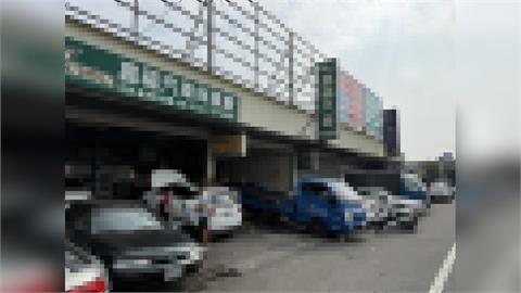 驚！躺地修車慘遭「3.5噸小貨車」輾過　高雄男失去呼吸心跳搶命中