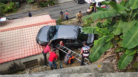 快新聞／轎車衝出道路掉在屋頂上　4人一度受困1輕傷送醫