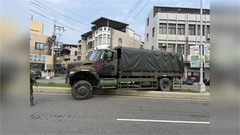 驚嚇!　女中士開軍卡操作不慎　整輛車卡分隔島