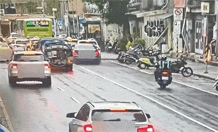 快新聞／北市松山區連環車禍影片曝光 　轎車等紅燈被撞翻1.5圈