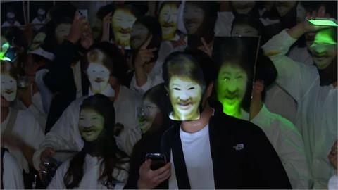 今年萬聖節最夯裝扮!台大學生穿白衣扮「盧媽媽打鼓」