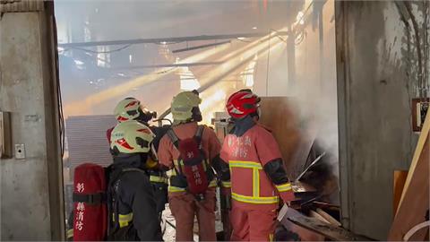 包裝廠大火全面燃燒 消防出動救援