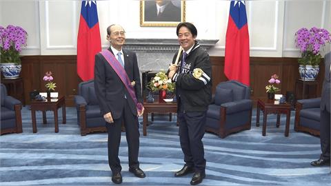 快新聞／有夠可愛！王貞治贈福岡軟銀鷹外套　賴總統笑回：是不是要把我簽下來？