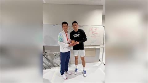 亞運／從選手變成部長！李洋男籃賽事場邊觀戰 致贈「亞運小物」給隊長陳盈駿