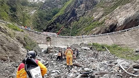 快新聞/中橫公路墜谷釀1死! 挖土機連人帶車「摔下百米山谷」
