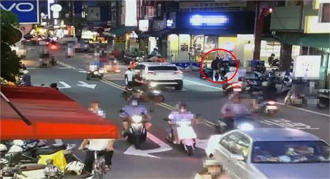 疑不滿當街被按喇叭！　騎士加速追車嗆聲還衝撞對方