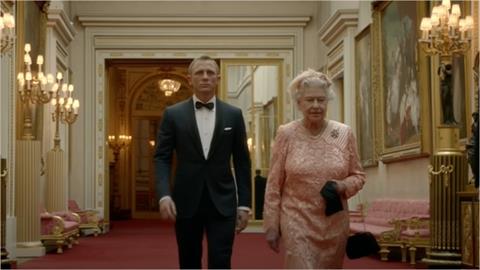 倫敦奧運曾「護送英國女王跳傘」！《007》男星發聲明悼念：深感悲痛