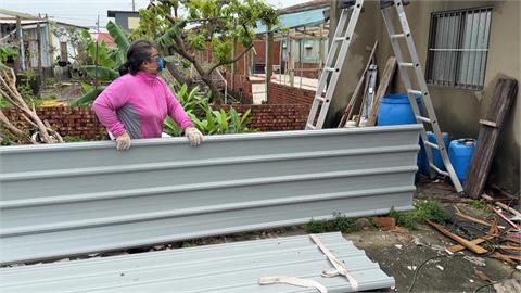 颱風釀台南老建宅「石棉屋頂」破損！　環保人員鄰里巡邏貼紅單