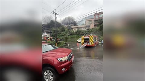 快新聞／瑞芳民宅白煙狂竄畫面曝　35坪平房陷火海