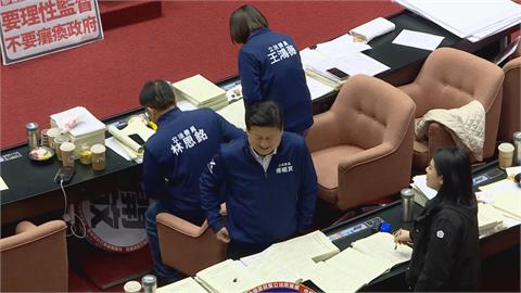 快新聞／潛艦國造10億預算遭凍結！綠委齊聲抗議　傅崐萁站一旁笑著聊天