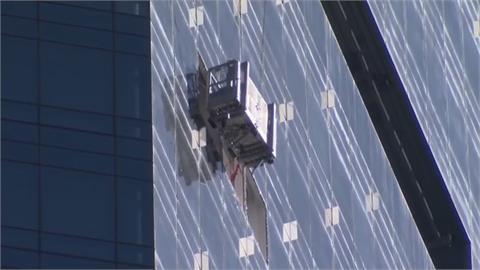 險！紐約摩天大樓吊籃故障　清潔玻璃工人受困78樓外牆