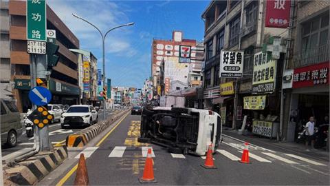 端午"立車"不立蛋？　台南傳休旅車180度翻覆卡路中間
