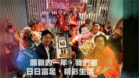 饗賓攜手華山基金會 帶弱勢長輩.百歲人瑞吃Buffet!