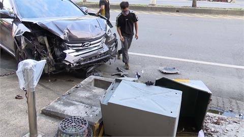 變電箱「招撞體質」？　休旅車「騎」上變電箱造成民宅停電