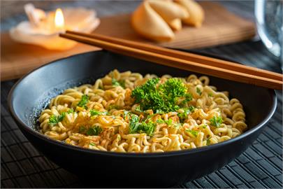 「泡麵＋豆漿」竟煮出神級湯頭！網實測「1關鍵」秒變麻奶鍋：根本餐廳鍋物