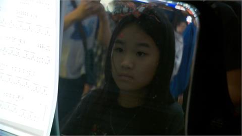 沈伯洋競總有鋼琴了! 網友敲碗"台南鋼琴小王子"KIWI北上彈