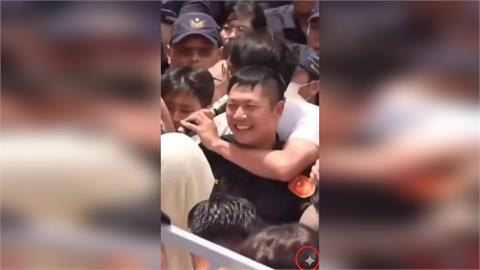 快新聞／警察被黃國昌勒脖還燦笑？　小草認了「是AI合成」涉造假